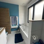 Aménagement d'une salle de bains avec buanderie