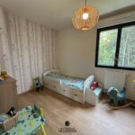 aménagement et décoration d'une chambre d'enfant avec papier peint boisé et petits animaux