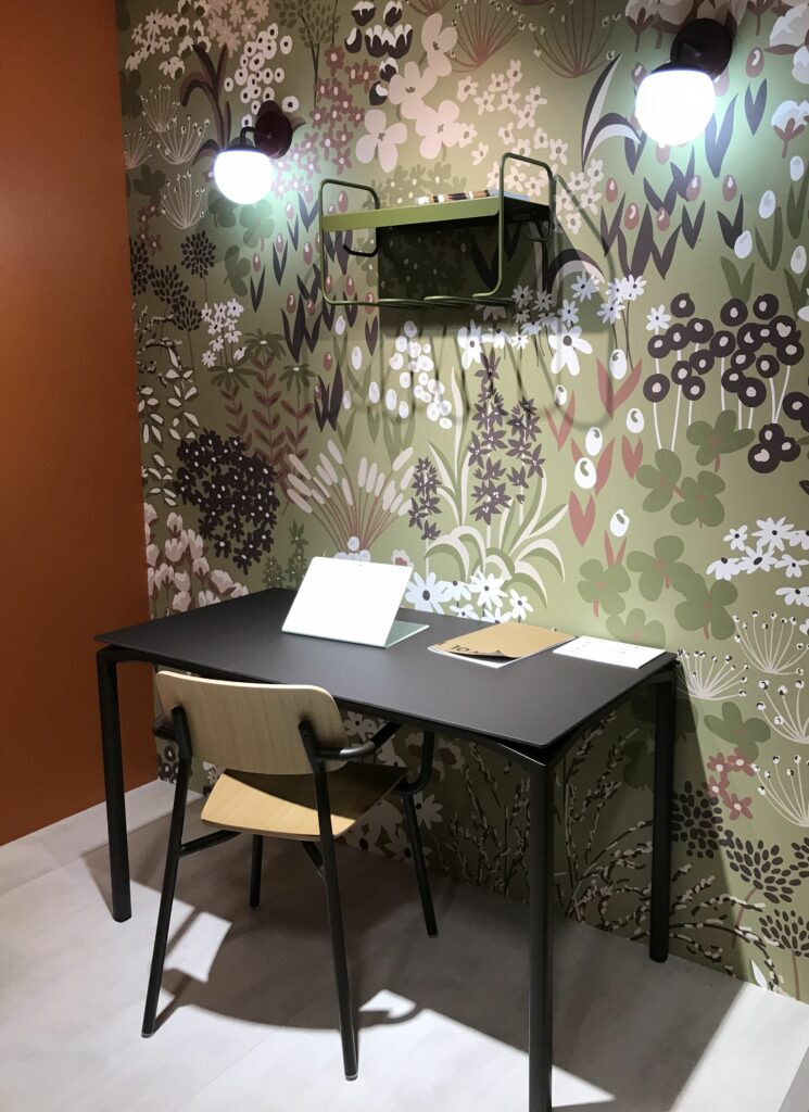 bureau d'appoint en métal et ambiance déco fleurie