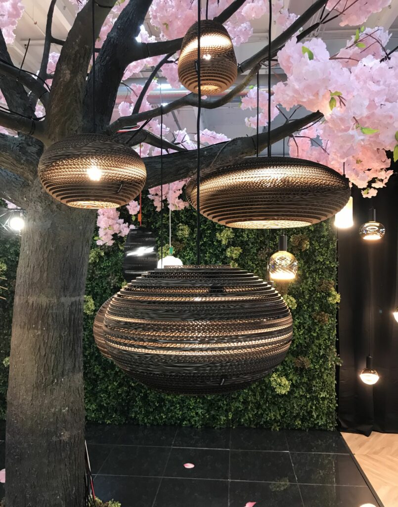 luminaires suspendus en carton fait main et ampoules décoratives