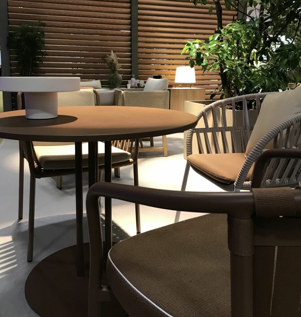 table ronde en métal et fauteuils avec cordage